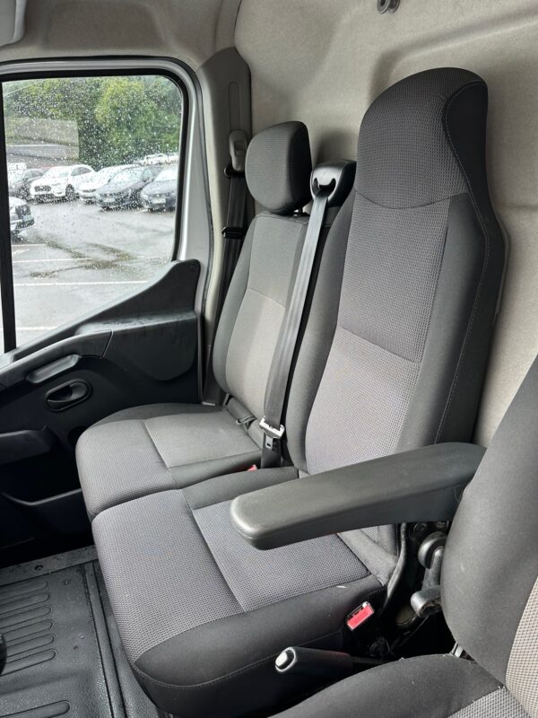 Renault Master FOURGON 2.3BLUEDCi 135cv L2H2 + CROCHET ATTELAGE – Image 7